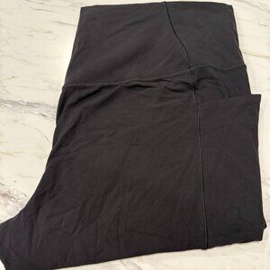 Athleta Black Salutation Stash Capri Leggings